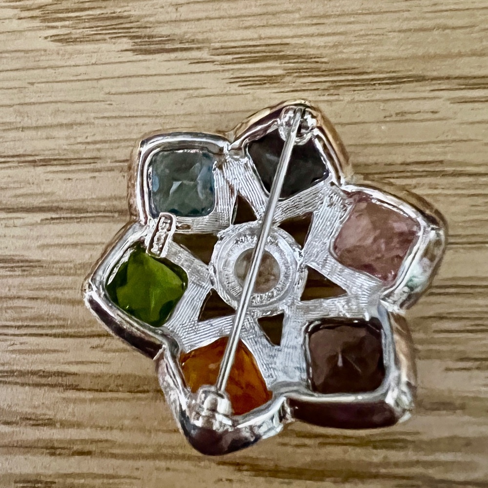 MONET MULTI COLORED RHINESTONE STAR PIN/BROOCH - Picture 2 of 3